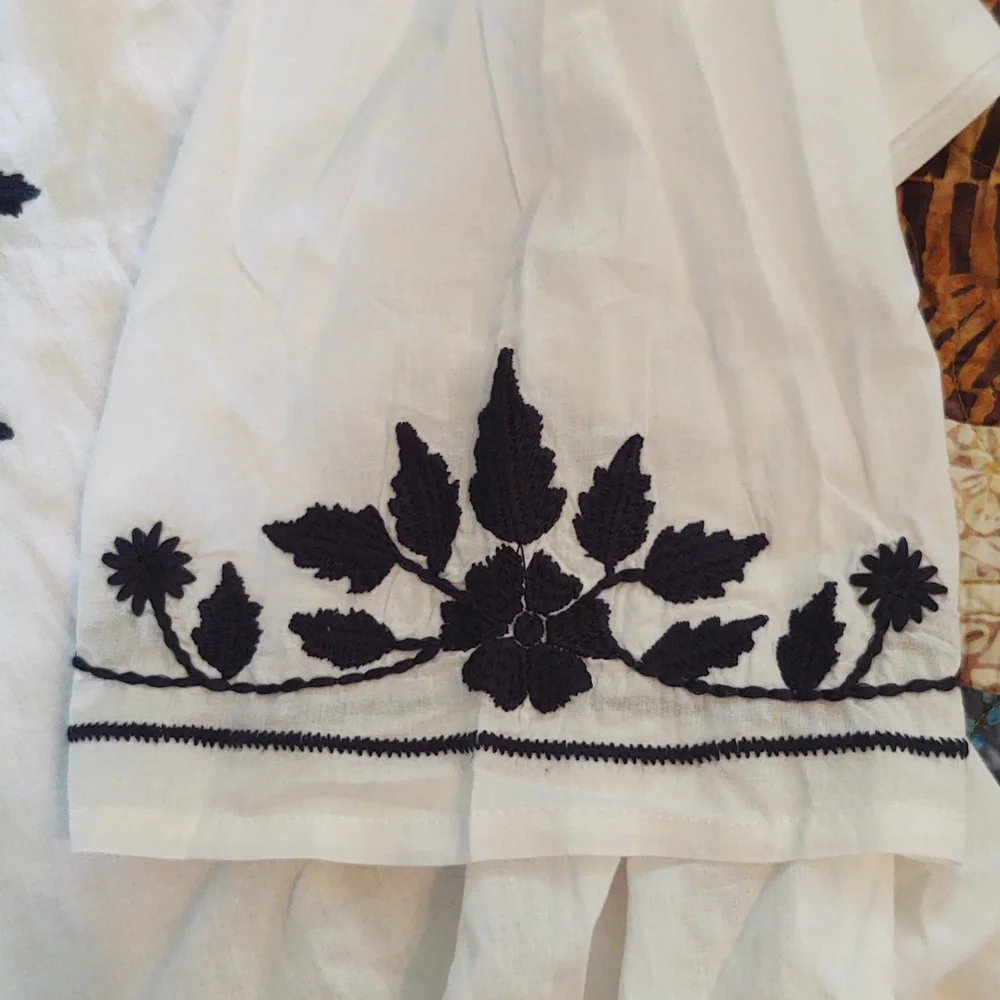 Chic Connections White and Navy 2X Embroidered Women's Top - Picture 3 of 6